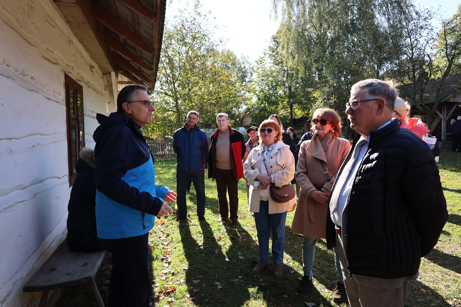 Uczestnicy ogólnopolskiego zjazdu szkół noszących imię Wincentego Witosa z wizytą w Markowej, 18 października 2024. Fot. Katarzyna Gajda-Bator (IPN)