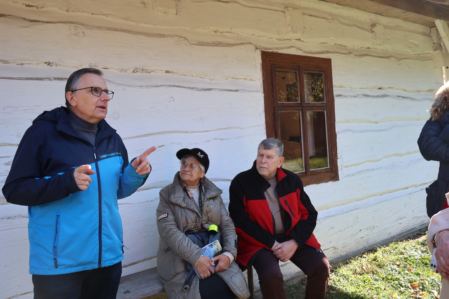 Uczestnicy ogólnopolskiego zjazdu szkół noszących imię Wincentego Witosa z wizytą w Markowej, 18 października 2024. Fot. Katarzyna Gajda-Bator (IPN)