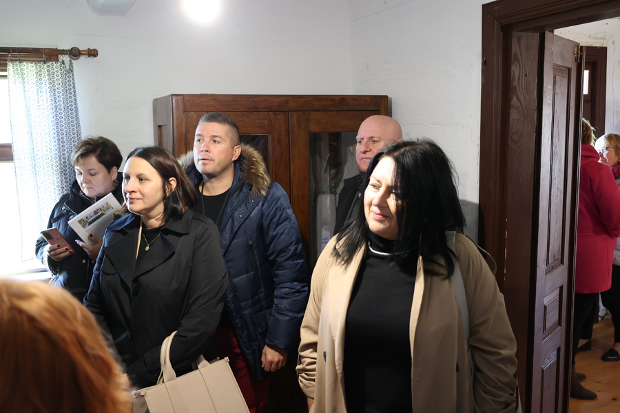 Uczestnicy ogólnopolskiego zjazdu szkół noszących imię Wincentego Witosa z wizytą w Markowej, 18 października 2024. Fot. Katarzyna Gajda-Bator (IPN)