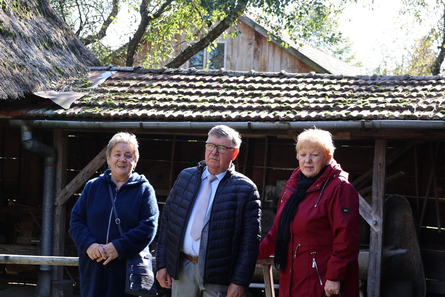 Uczestnicy ogólnopolskiego zjazdu szkół noszących imię Wincentego Witosa z wizytą w Markowej, 18 października 2024. Fot. Katarzyna Gajda-Bator (IPN)
