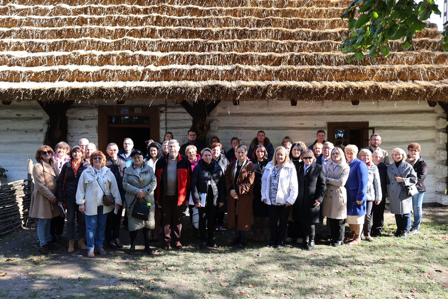 Uczestnicy ogólnopolskiego zjazdu szkół noszących imię Wincentego Witosa z wizytą w Markowej, 18 października 2024. Fot. Marcin Bukała (IPN)