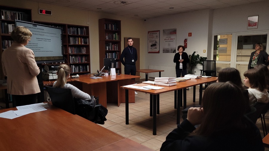 Lekcja archiwalna w Oddziałowym Archiwum IPN w Rzeszowie, 21 października 2024. Fot. Marcin Zarębski (IPN)