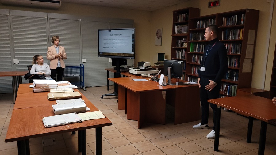 Lekcja archiwalna w Oddziałowym Archiwum IPN w Rzeszowie, 21 października 2024. Fot. Marcin Zarębski (IPN)
