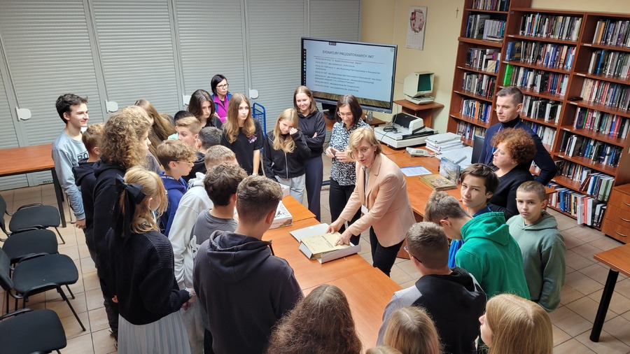 Lekcja archiwalna w Oddziałowym Archiwum IPN w Rzeszowie, 21 października 2024. Fot. Marcin Zarębski (IPN)