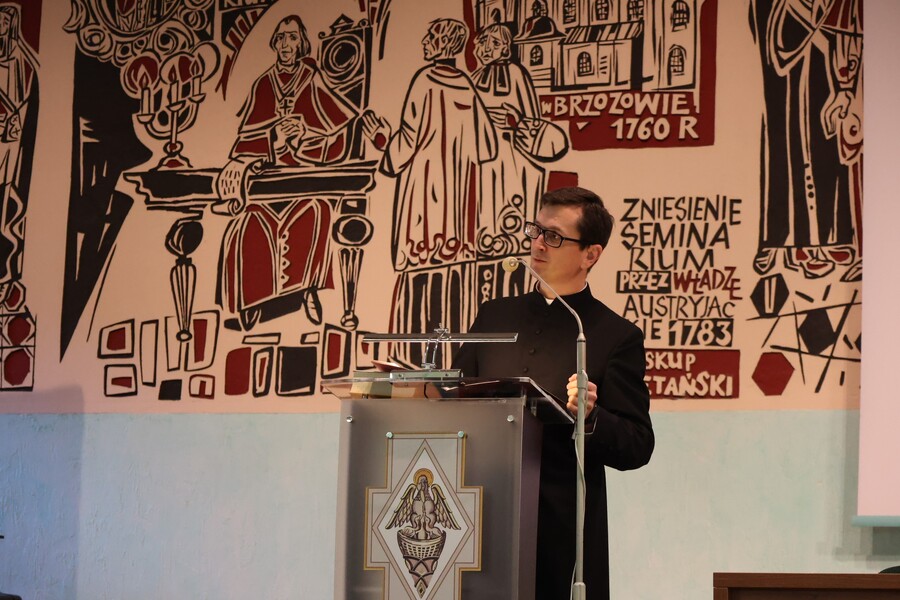 Ks. dr Konrad Dyrda podczas sesji „Błogosławiony ks. Jerzy Popiełuszko – życie, posługa, męczeństwo i pamięć” – Przemyśl, 24 października 2024. Fot. Katarzyna Gajda-Bator (IPN)