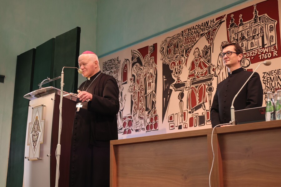 Ks. abp. Adam Szal i ks. dr Konrad Dyrda podczas sesji „Błogosławiony ks. Jerzy Popiełuszko – życie, posługa, męczeństwo i pamięć” – Przemyśl, 24 października 2024. Fot. Katarzyna Gajda-Bator (IPN)