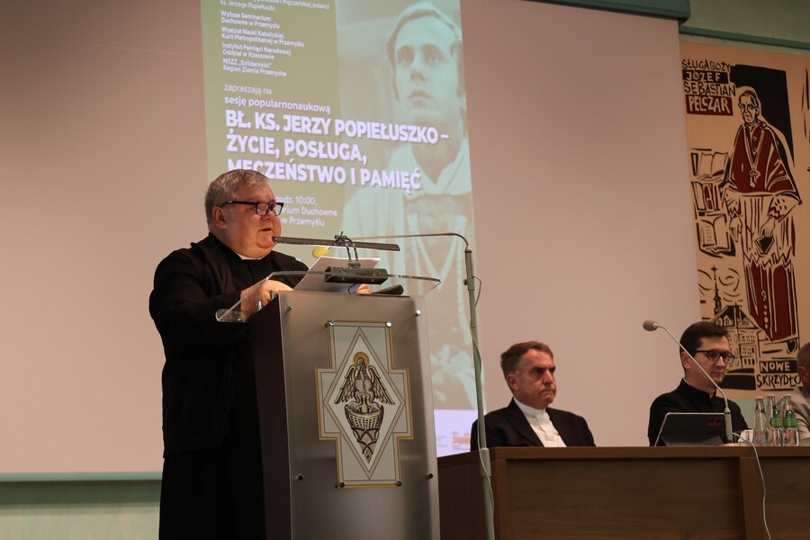 Ks. dr hab. Waldemar Janiga podczas sesji „Błogosławiony ks. Jerzy Popiełuszko – życie, posługa, męczeństwo i pamięć” – Przemyśl, 24 października 2024. Fot. Katarzyna Gajda-Bator (IPN)
