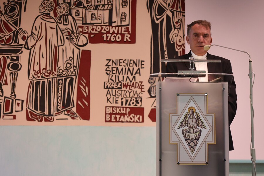 Ks. Józef Brzostowski podczas sesji „Błogosławiony ks. Jerzy Popiełuszko – życie, posługa, męczeństwo i pamięć” – Przemyśl, 24 października 2024. Fot. Katarzyna Gajda-Bator (IPN)