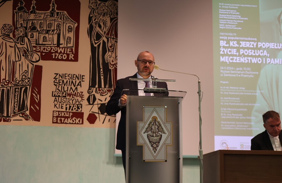 Szymon Wawrzyszko podczas sesji „Błogosławiony ks. Jerzy Popiełuszko – życie, posługa, męczeństwo i pamięć” – Przemyśl, 24 października 2024. Fot. Katarzyna Gajda-Bator (IPN)