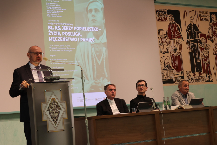 Szymon Wawrzyszko podczas sesji „Błogosławiony ks. Jerzy Popiełuszko – życie, posługa, męczeństwo i pamięć” – Przemyśl, 24 października 2024. Fot. Katarzyna Gajda-Bator (IPN)