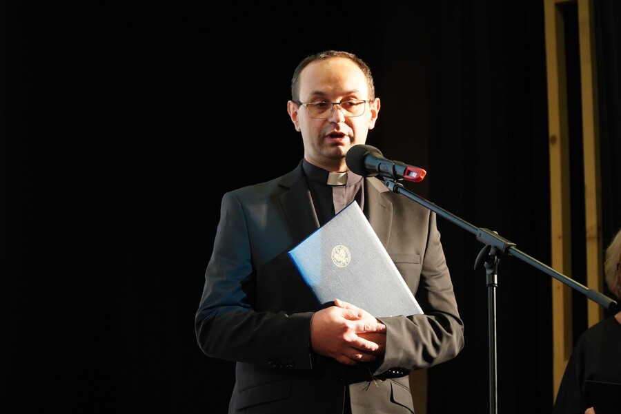 Ks. dr Grzegorz Delmanowicz na gali XIII edycji nagrody honorowej IPN Świadek Historii w Rzeszowie – 6 listopada 2024. Fot. Marcin Bukała (IPN)