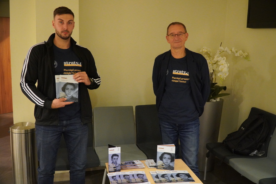 Arkadiusz Sołtysik i dr Robert Witalec prezentujący projektu straty.pl podczas XIII edycji nagrody honorowej IPN Świadek Historii w Rzeszowie – 6 listopada 2024. Fot. Marcin Bukała (IPN)