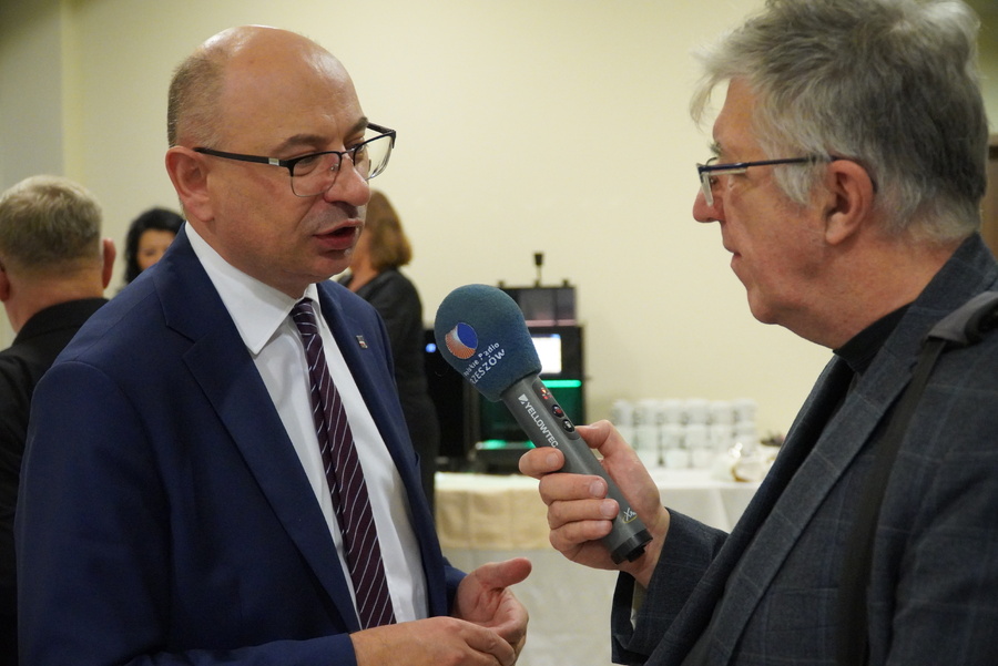 Dr Mateusz Szpytma i Andrzej Zajdel podczas XIII edycji nagrody honorowej IPN Świadek Historii w Rzeszowie – 6 listopada 2024. Fot. Marcin Bukała (IPN)