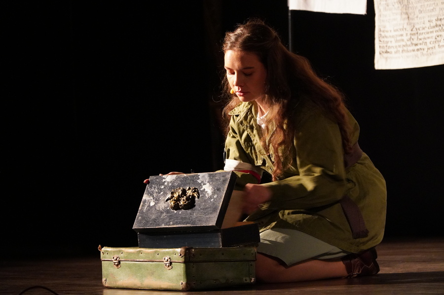 Spektakl „A ponad ziemią z kulami latały brylanty. Rzecz o Krzysztofie Kamilu Baczyńskim” w wykonaniu Adrianny Kieś i Przemysława Tejkowskiego. Fot. Marcin Bukała (IPN)