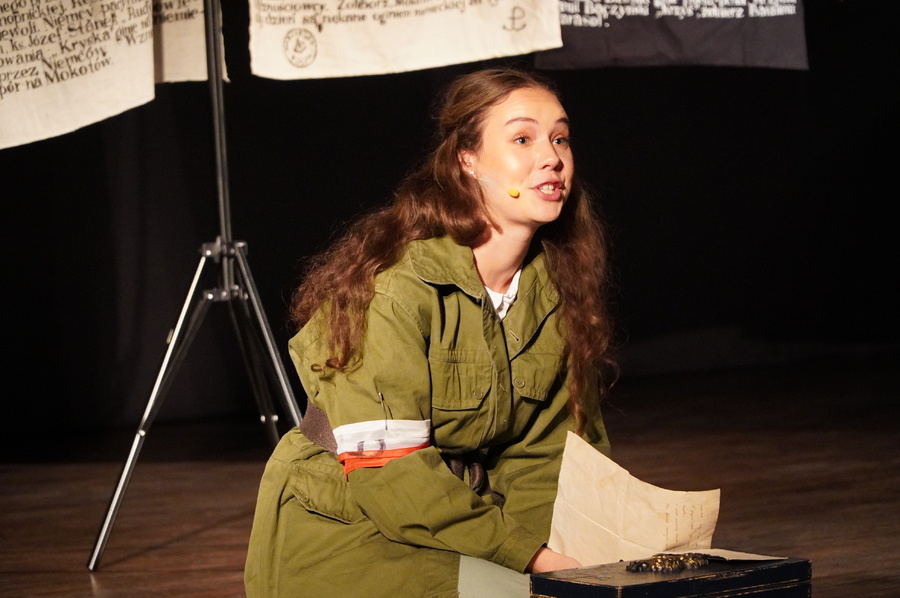 Spektakl „A ponad ziemią z kulami latały brylanty. Rzecz o Krzysztofie Kamilu Baczyńskim” w wykonaniu Adrianny Kieś i Przemysława Tejkowskiego. Fot. Marcin Bukała (IPN)