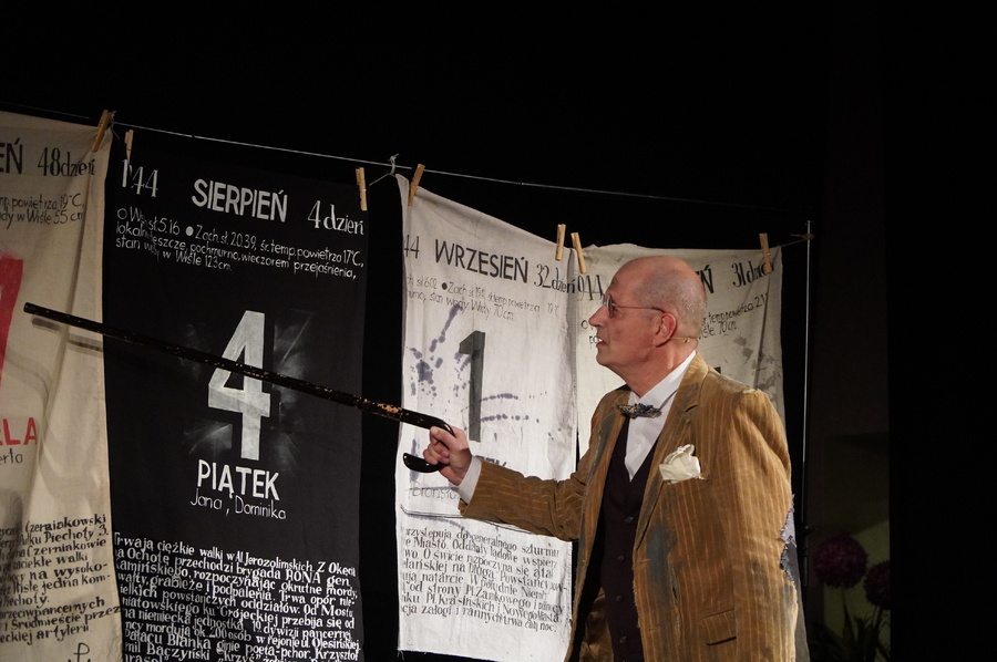 Spektakl „A ponad ziemią z kulami latały brylanty. Rzecz o Krzysztofie Kamilu Baczyńskim” w wykonaniu Adrianny Kieś i Przemysława Tejkowskiego. Fot. Marcin Bukała (IPN)