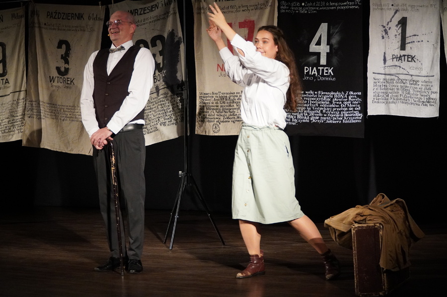 Spektakl „A ponad ziemią z kulami latały brylanty. Rzecz o Krzysztofie Kamilu Baczyńskim” w wykonaniu Adrianny Kieś i Przemysława Tejkowskiego. Fot. Marcin Bukała (IPN)