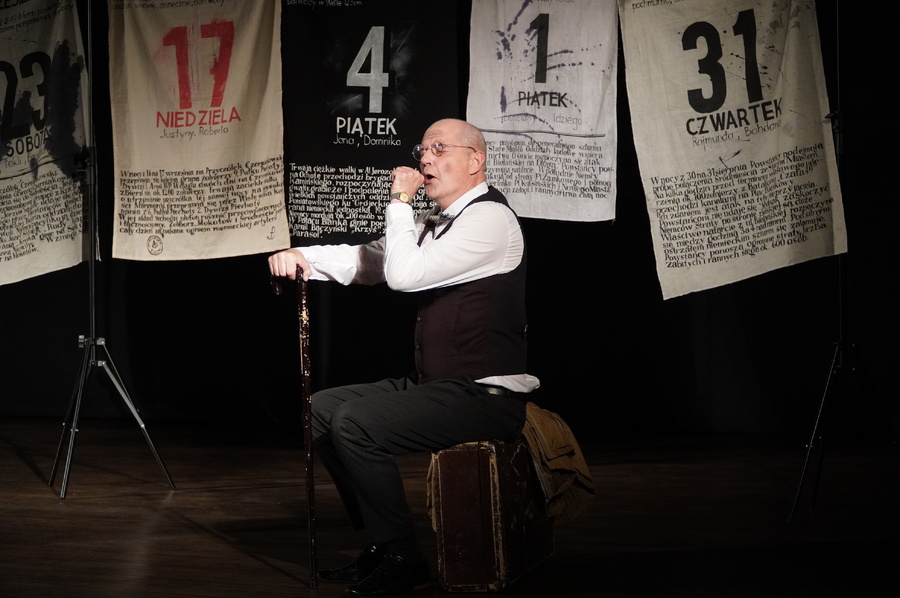 Spektakl „A ponad ziemią z kulami latały brylanty. Rzecz o Krzysztofie Kamilu Baczyńskim” w wykonaniu Adrianny Kieś i Przemysława Tejkowskiego. Fot. Marcin Bukała (IPN)