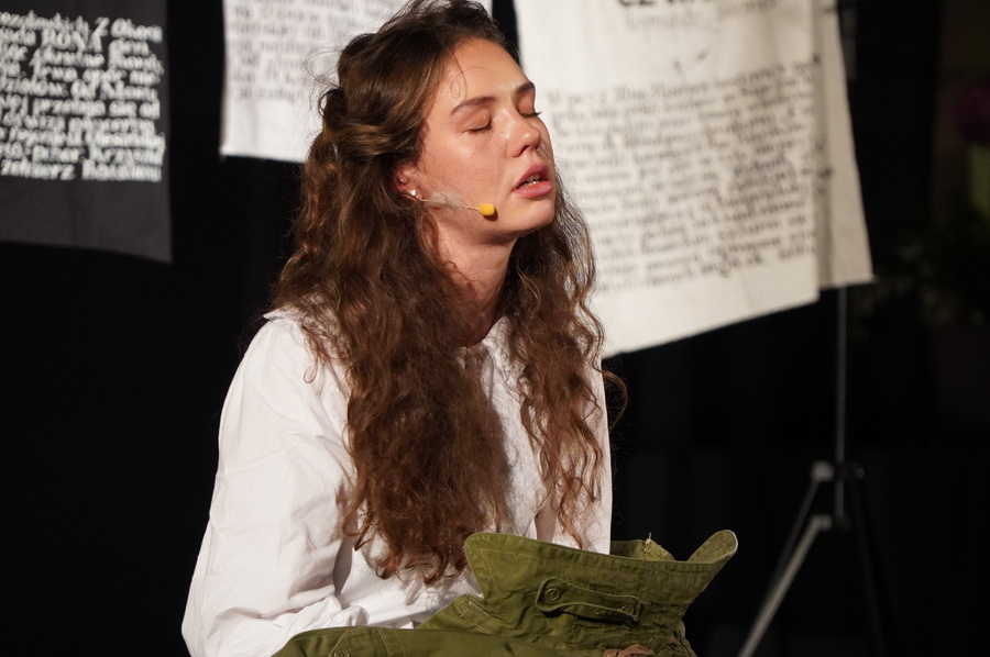 Spektakl „A ponad ziemią z kulami latały brylanty. Rzecz o Krzysztofie Kamilu Baczyńskim” w wykonaniu Adrianny Kieś i Przemysława Tejkowskiego. Fot. Marcin Bukała (IPN)