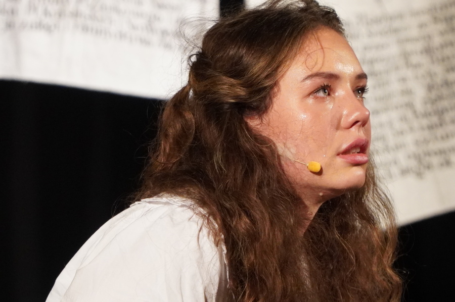 Spektakl „A ponad ziemią z kulami latały brylanty. Rzecz o Krzysztofie Kamilu Baczyńskim” w wykonaniu Adrianny Kieś i Przemysława Tejkowskiego. Fot. Marcin Bukała (IPN)