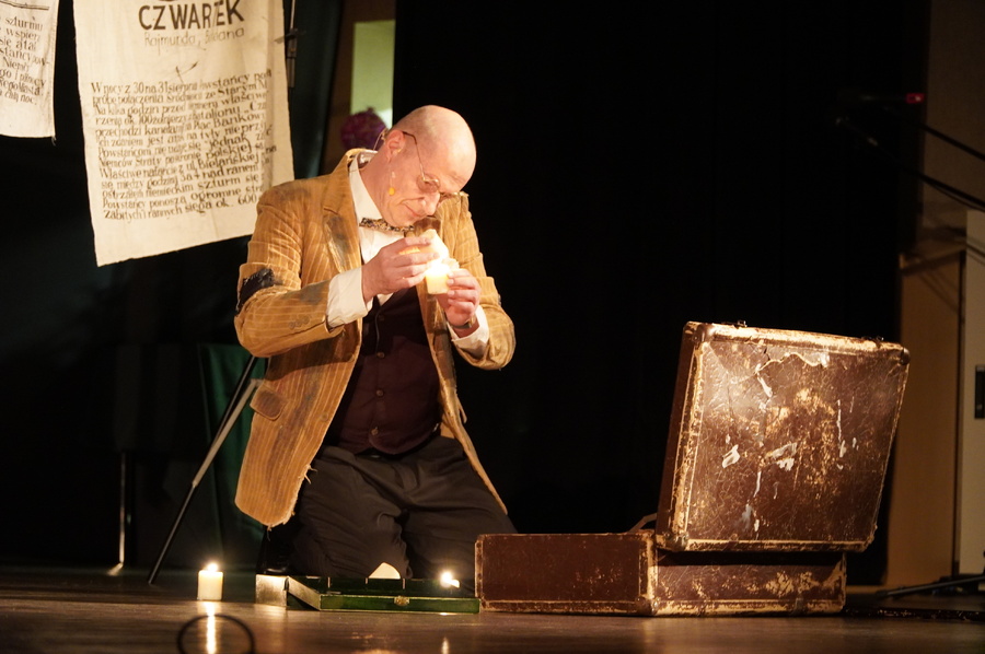 Spektakl „A ponad ziemią z kulami latały brylanty. Rzecz o Krzysztofie Kamilu Baczyńskim” w wykonaniu Adrianny Kieś i Przemysława Tejkowskiego. Fot. Marcin Bukała (IPN)