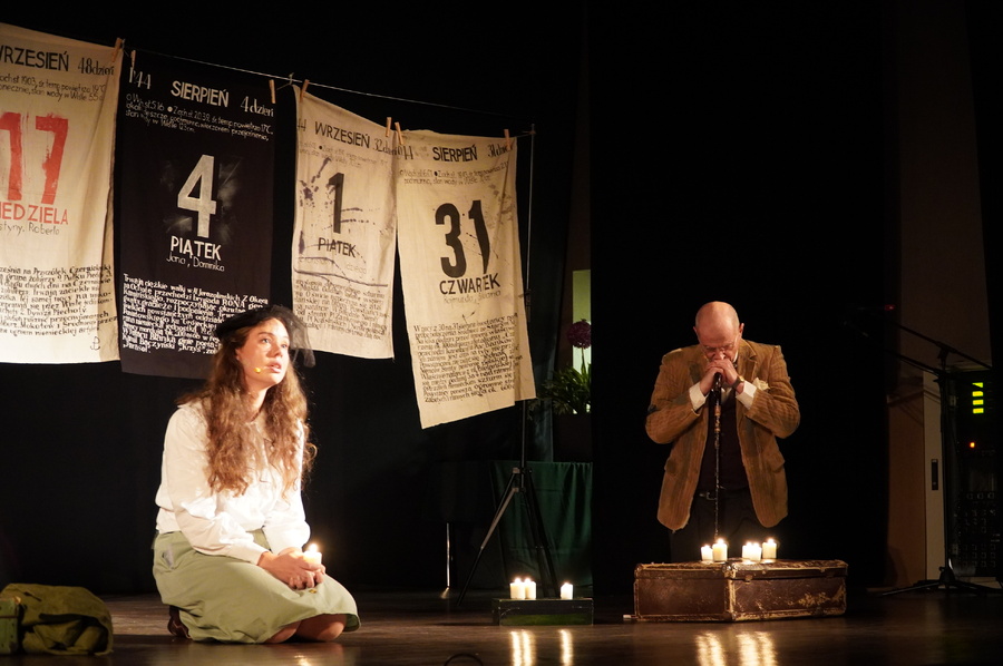Spektakl „A ponad ziemią z kulami latały brylanty. Rzecz o Krzysztofie Kamilu Baczyńskim” w wykonaniu Adrianny Kieś i Przemysława Tejkowskiego. Fot. Marcin Bukała (IPN)