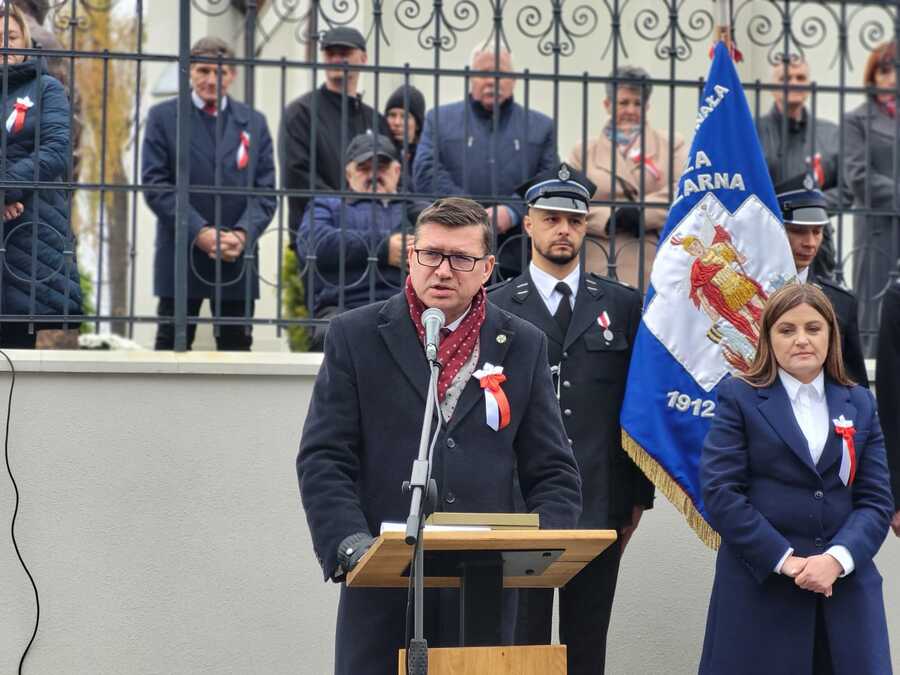 Przemówienie dr. hab. Dariusza Iwaneczko podczas odsłonięcia tablic pamiątkowych Żołnierzy Polskich Sił Zbrojnych na Zachodzie – Urzejowice, 10 listopada 2024 r. Fot. Maria Rejman (IPN)