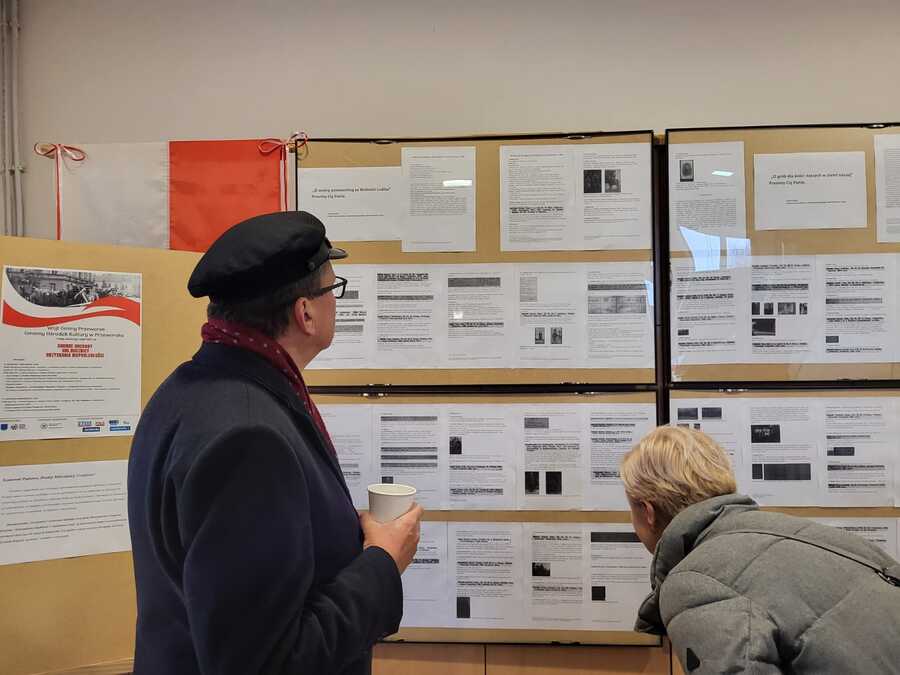 Wystawa fotograficzna „Ku Niepodległej” Mieszkańcy Urzejowic w perspektywie historycznej odradzającej się Ojczyzny, przygotowana przez Stowarzyszenie „Urzejowice”. Fot. Maria Rejman (IPN)