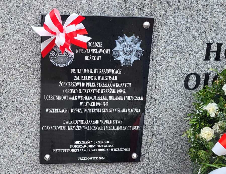 Tablica upamiętniająca kpr. Stanisława Bożka – Urzejowice, 10 listopada 2024 r. Fot. Maria Rejman (IPN)