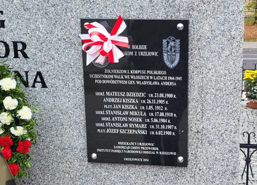 Tablica upamiętniająca rodaków z Urzejowic żołnierzy 2. Korpusu Polskiego – Urzejowice, 10 listopada 2024 r. Fot. Maria Rejman (IPN)