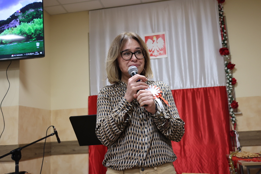 Alina Bosak na wieczorze patriotycznym z bohaterem gen. Zygmuntem Bohusz -Szyszko w roli głównej – Łąka, 11 listopada 2024. Fot. Katarzyna Gajda-Bator (IPN)