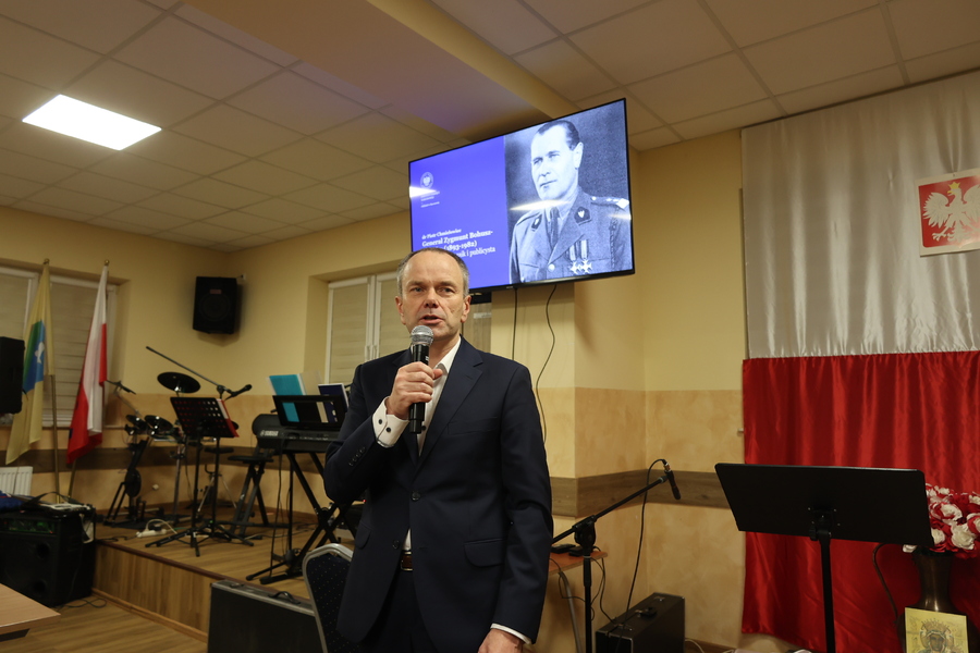Dr Piotr Chmielowiec na wieczorze patriotycznym z bohaterem gen. Zygmuntem Bohusz -Szyszko w roli głównej – Łąka, 11 listopada 2024. Fot. Katarzyna Gajda-Bator (IPN)