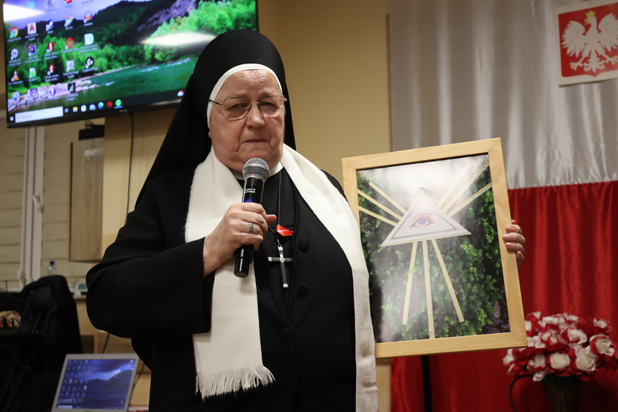 S. Teresilla na wieczorze patriotycznym z bohaterem gen. Zygmuntem Bohusz -Szyszko w roli głównej – Łąka, 11 listopada 2024. Fot. Katarzyna Gajda-Bator (IPN)