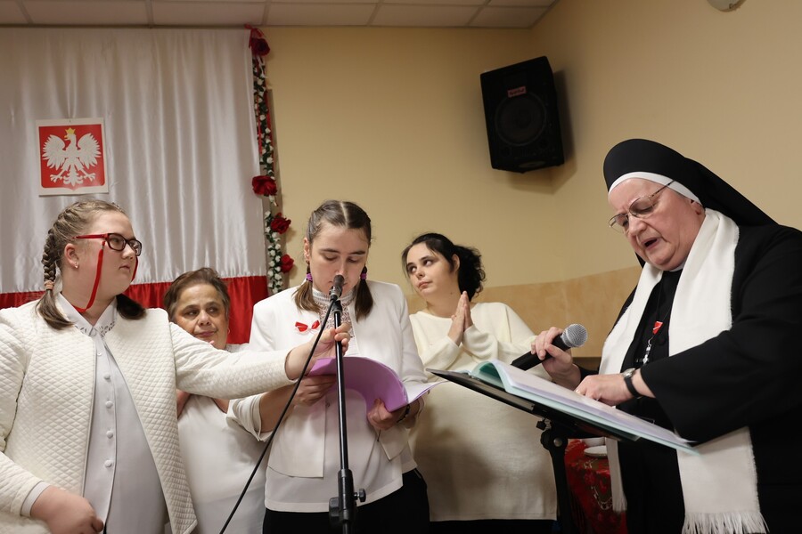 S. Teresilla wraz z podopiecznymi na wieczorze patriotycznym z bohaterem gen. Zygmuntem Bohusz -Szyszko w roli głównej – Łąka, 11 listopada 2024. Fot. Katarzyna Gajda-Bator (IPN)