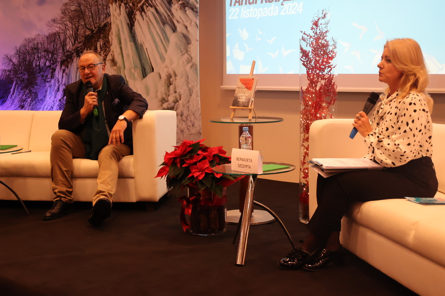 Janusz Leon Wiśniewski i Bernadeta Szczypta na Świątecznych Targach Książki – Rzeszów, 22 listopada 2024. Fot. Katarzyna Gajda-Bator (IPN)