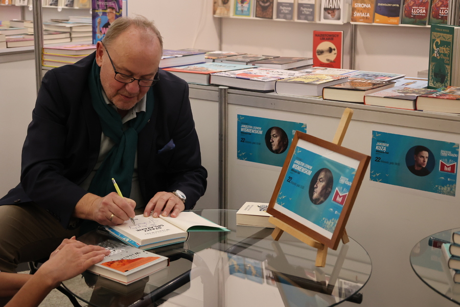 Janusz Leon Wiśniewski podpisuje swoje książki na Świątecznych Targach Książki – Rzeszów, 22 listopada 2024. Fot. Katarzyna Gajda-Bator (IPN)