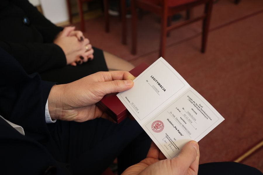 Odznaczenia podczas III Wojewódzkiego Międzypokoleniowego Spotkania upamiętniającego losy zesłańców Sybiru – Rzeszów, 5 grudnia 2024. Fot. Katarzyna Gajda-Bator (IPN)