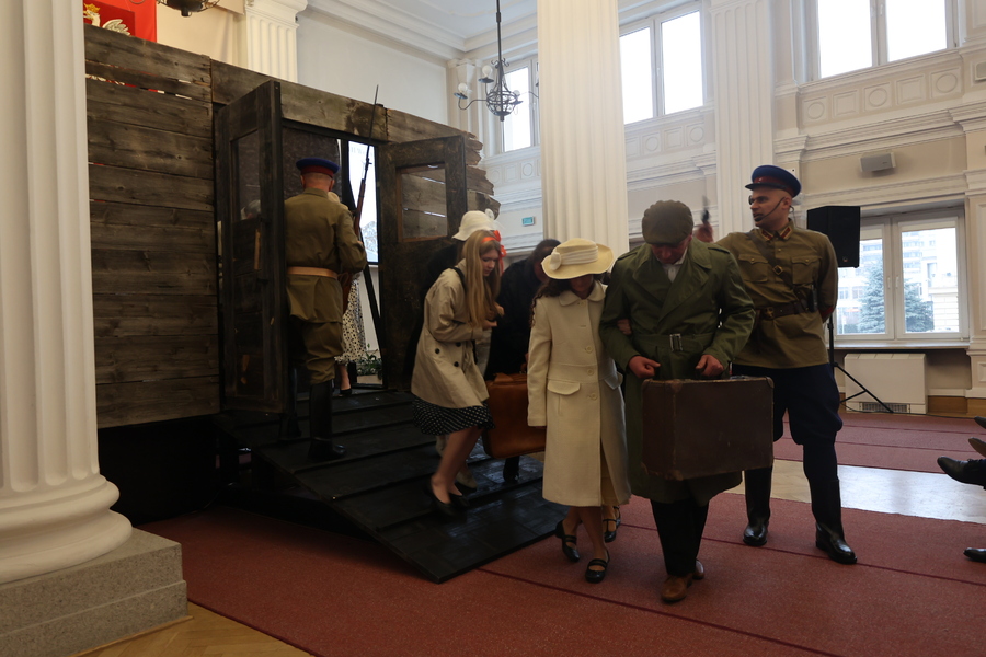 Przedstawienie „Gdzie jesteś tamta dziewczynko” podczas III Wojewódzkiego Międzypokoleniowego Spotkania upamiętniającego losy zesłańców Sybiru – Rzeszów, 5 grudnia 2024. Fot. Katarzyna Gajda-Bator (IPN)