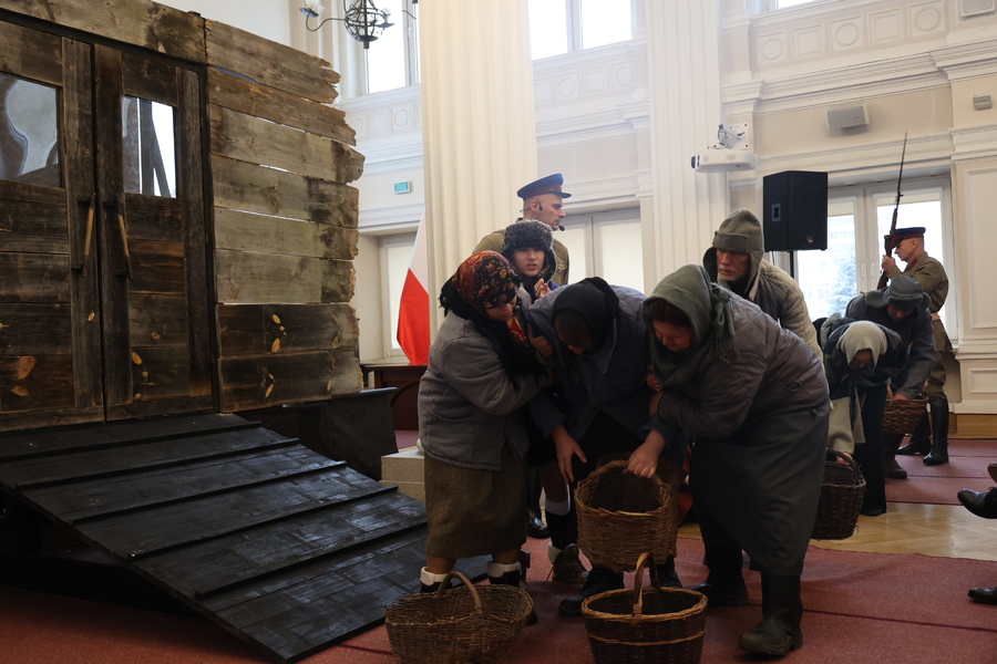 Przedstawienie „Gdzie jesteś tamta dziewczynko” podczas III Wojewódzkiego Międzypokoleniowego Spotkania upamiętniającego losy zesłańców Sybiru – Rzeszów, 5 grudnia 2024. Fot. Katarzyna Gajda-Bator (IPN)