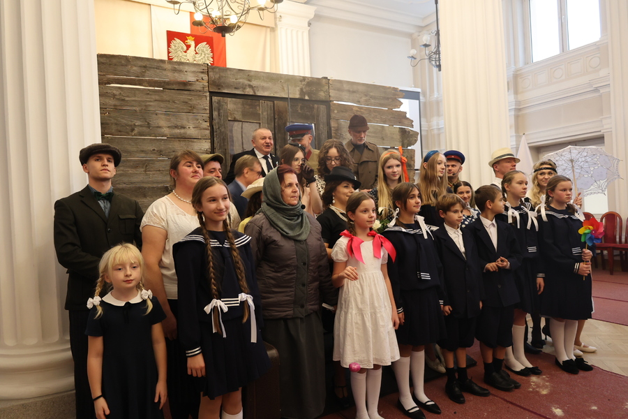 Przedstawienie „Gdzie jesteś tamta dziewczynko” podczas III Wojewódzkiego Międzypokoleniowego Spotkania upamiętniającego losy zesłańców Sybiru – Rzeszów, 5 grudnia 2024. Fot. Katarzyna Gajda-Bator (IPN)