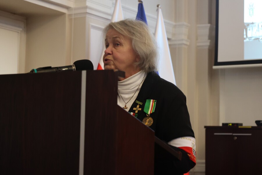 Stanisława Żak, prezes Przemyskiego Oddziału Związku Sybiraków podczas III Wojewódzkiego Międzypokoleniowego Spotkania upamiętniającego losy zesłańców Sybiru – Rzeszów, 5 grudnia 2024. Fot. Katarzyna Gajda-Bator (IPN)