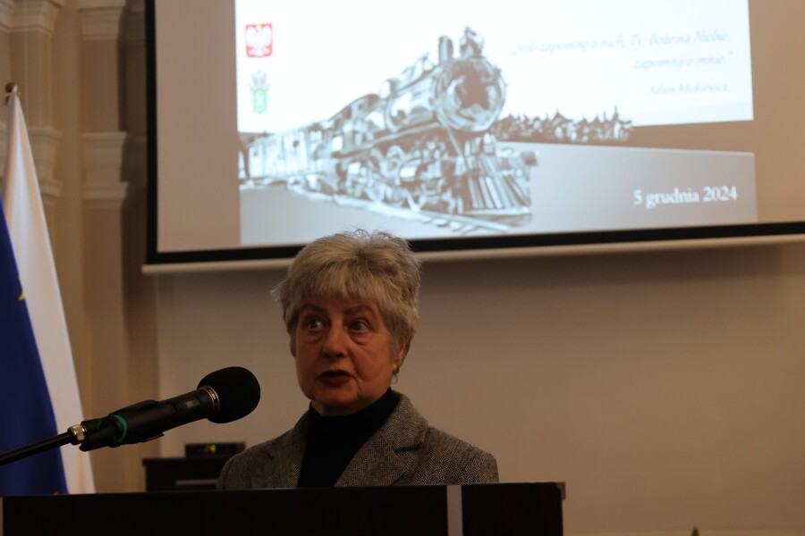 Danuta Zedanj, członek Zarządu Rzeszowskiego Oddziału Związku Sybiraków w Rzeszowie podczas III Wojewódzkiego Międzypokoleniowego Spotkania upamiętniającego losy zesłańców Sybiru – Rzeszów, 5 grudnia 2024. Fot. Katarzyna Gajda-Bator (IPN)