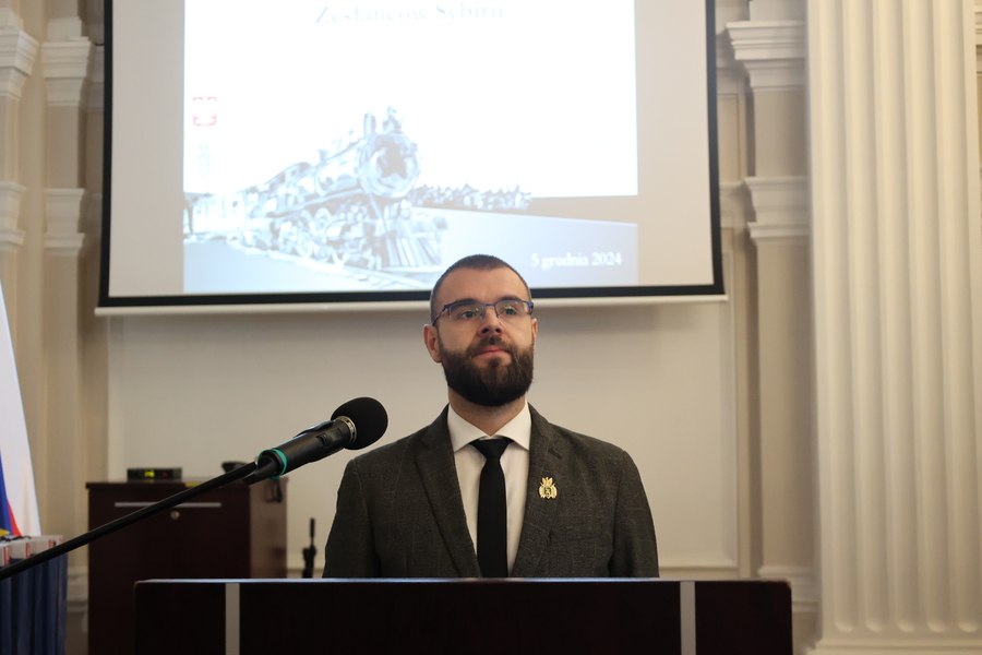 Grzegorz Leszczyński, prowadzący III Wojewódzkie Międzypokoleniowe Spotkanie upamiętniające losy zesłańców Sybiru – Rzeszów, 5 grudnia 2024. Fot. Katarzyna Gajda-Bator (IPN)