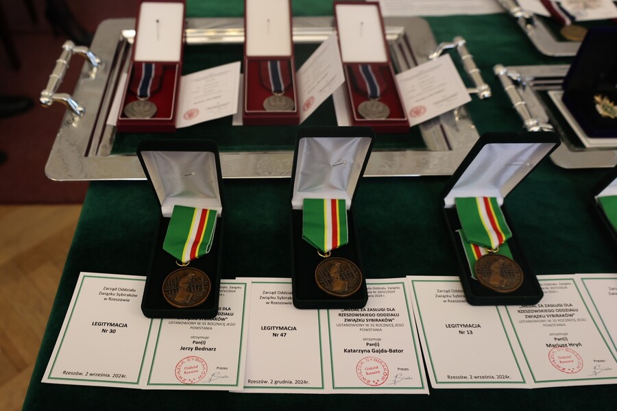 Odznaczenia podczas III Wojewódzkiego Międzypokoleniowego Spotkania upamiętniającego losy zesłańców Sybiru – Rzeszów, 5 grudnia 2024. Fot. Katarzyna Gajda-Bator (IPN)