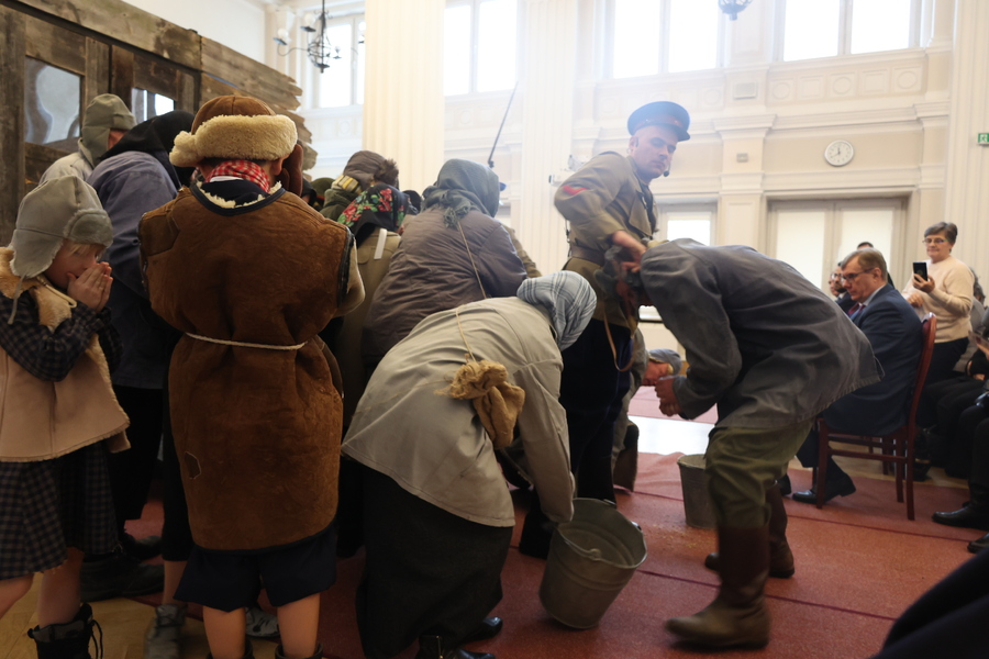 Przedstawienie „Gdzie jesteś tamta dziewczynko” podczas III Wojewódzkiego Międzypokoleniowego Spotkania upamiętniającego losy zesłańców Sybiru – Rzeszów, 5 grudnia 2024. Fot. Katarzyna Gajda-Bator (IPN)