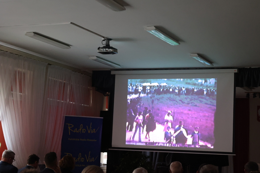 Projekcja filmu z pogrzebu ks. Michała Pilipca w Błażowej w 1977 r. – Błażowa, 7 grudnia 2024. Fot. Katarzyna Gajda-Bator (IPN)