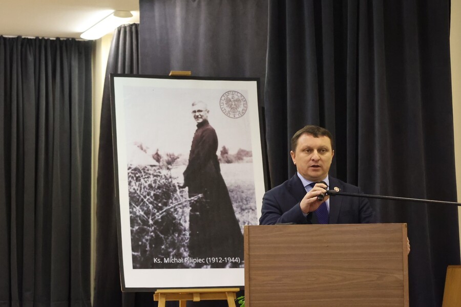 Dr Dariusz Półćwiartek, wicekurator oświaty podczas konferencji w 80. rocznicę śmierci ks. Michała Pilipca – Błażowa, 7 grudnia 2024. Fot. Katarzyna Gajda-Bator (IPN)