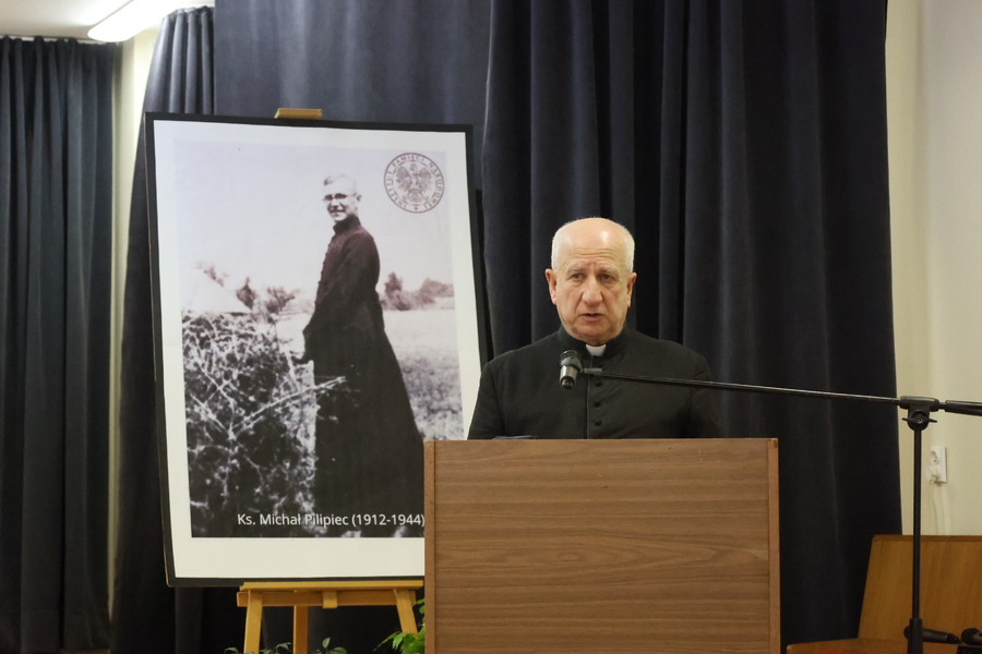 Ks. prał. Jan Szczupak podczas konferencji w 80. rocznicę śmierci ks. Michała Pilipca – Błażowa, 7 grudnia 2024. Fot. Katarzyna Gajda-Bator (IPN)