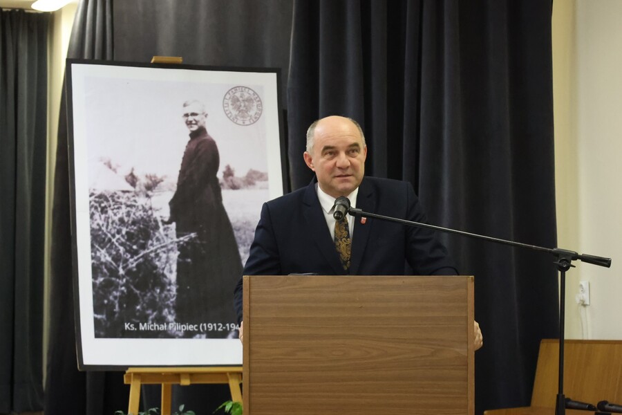 Jerzy Kocój, burmistrz Błażowej podczas konferencji w 80. rocznicę śmierci ks. Michała Pilipca – Błażowa, 7 grudnia 2024. Fot. Katarzyna Gajda-Bator (IPN)
