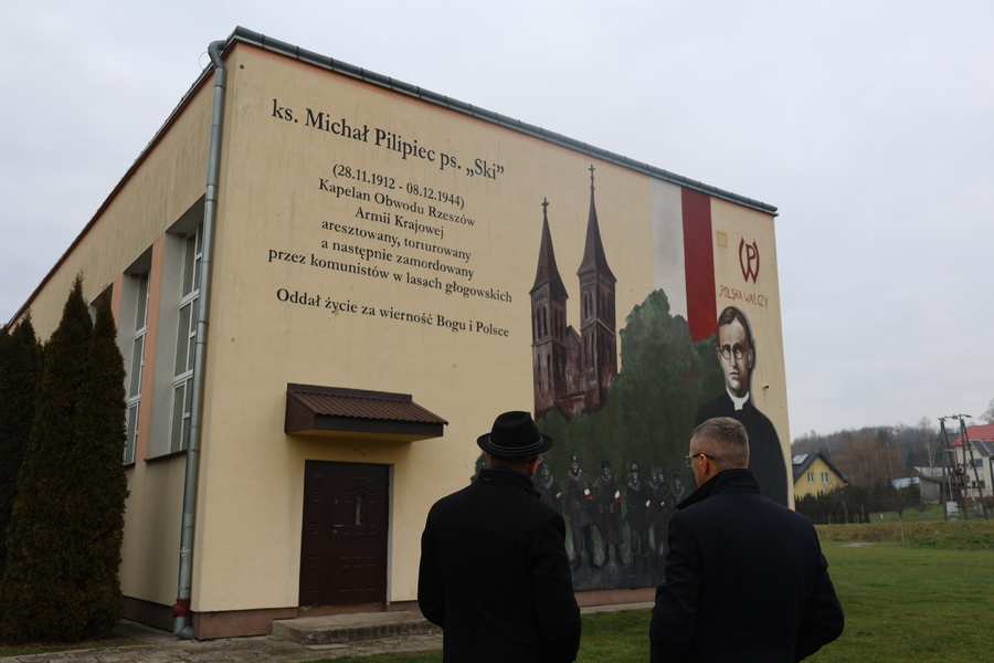 Mural przestawiający ks. Michała Pilipca i żołnierzy AK – Błażowa Dolna, 7 grudnia 2024. Fot. Katarzyna Gajda-Bator (IPN)